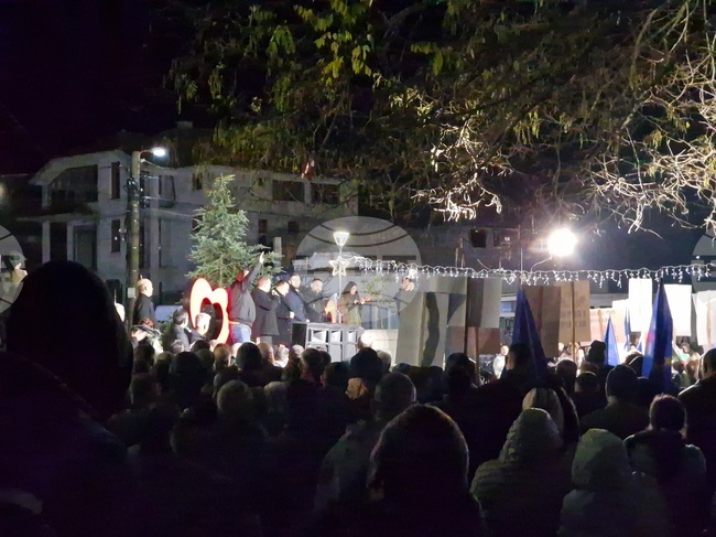 На площада пред сградата на Община Руен се събраха граждани в подкрепа на правителството