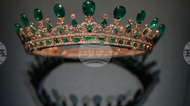 Изложба на кралски скъпоценности се открива в Париж само седмици след обира в Лувъра