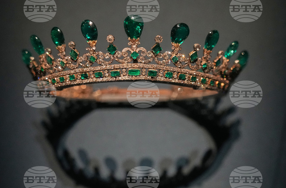 Изложба на кралски скъпоценности се открива в Париж само седмици след обира в Лувъра