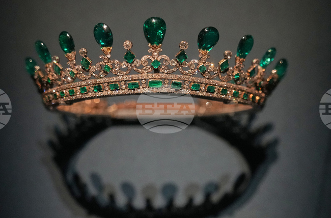 Изложба на кралски скъпоценности се открива в Париж само седмици след обира в Лувъра