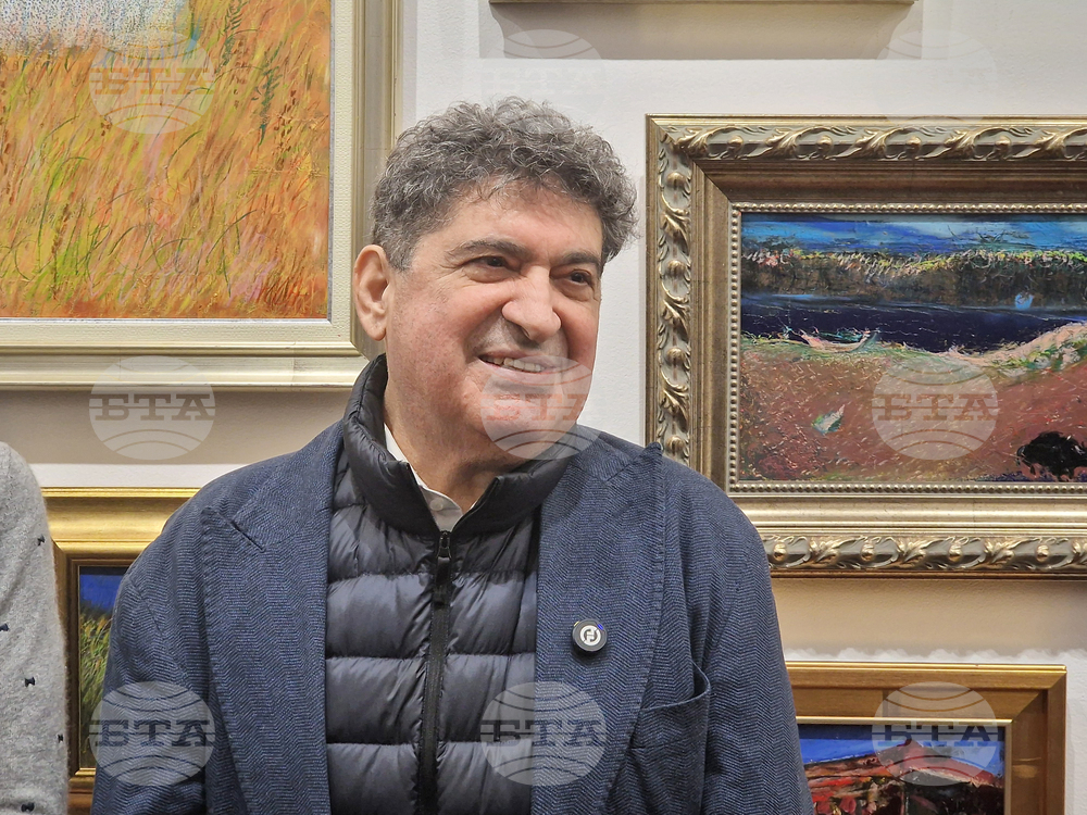 Малкият формат те кара да се вглеждаш, да проникнеш в него, каза Греди Асса на откриването на изложбата „Миниатюри“