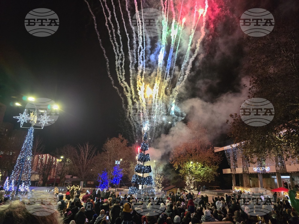 В присъствието на Дядо Коледа и неговите помощници грейнаха светлините на коледната елха в Свищов