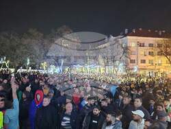 Граждани се събраха в Стара Загора на мирен протестен митинг в подкрепа на правителството, снимка: кореспондент на БТА в Стара Загора Емил Димов