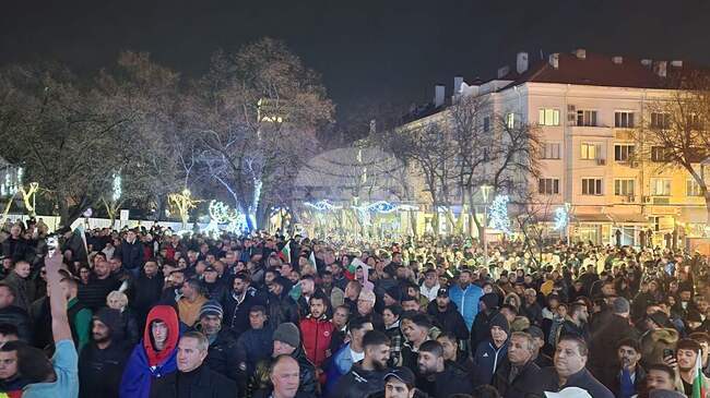 На мирен протестен митинг в подкрепа на правителството се събраха граждани в Стара Загора