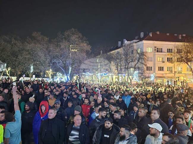 На митинг в подкрепа на правителството се събраха граждани в Стара Загора