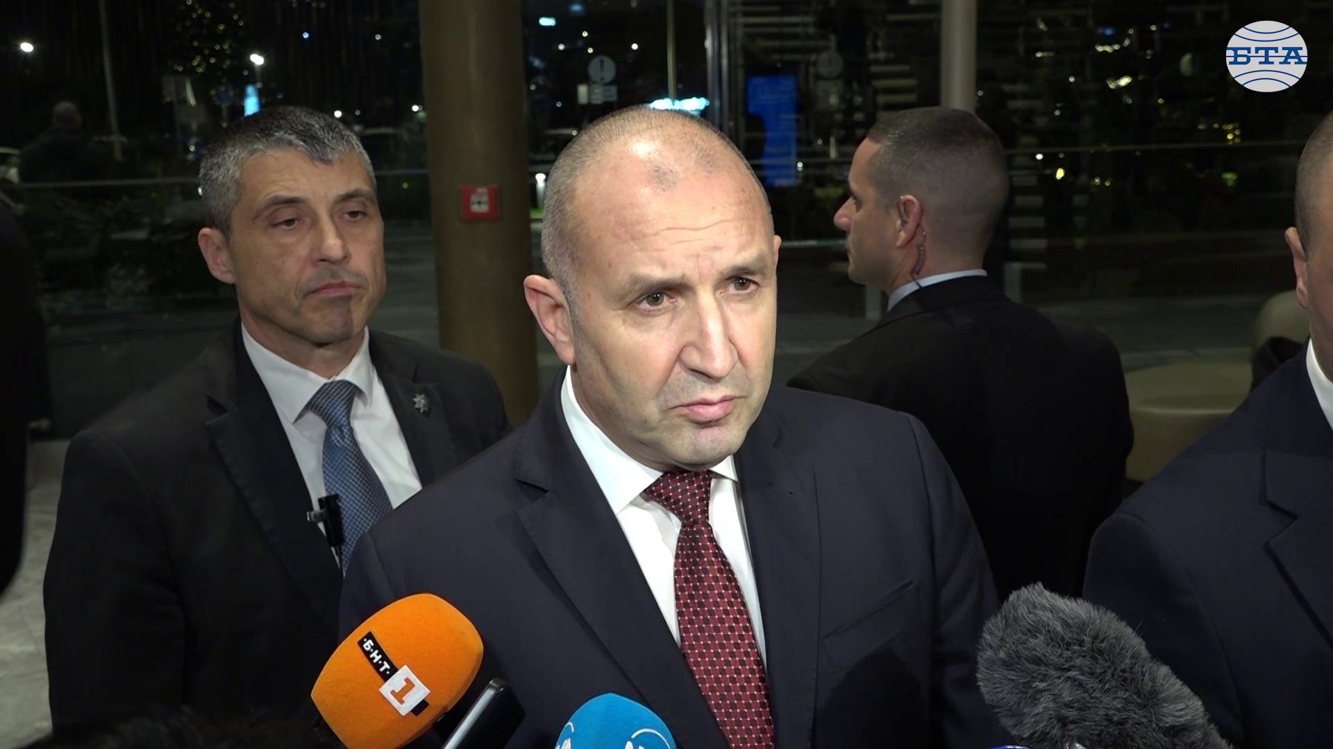 Българите са възмутени от провокациите, които олигарсите устройват, за да дискредитират протеста на свободните хора, каза президентът Радев