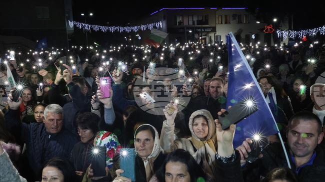 Хора, събрали се на митинг в Белица, светиха с фенери, в знак на мир и свобода
