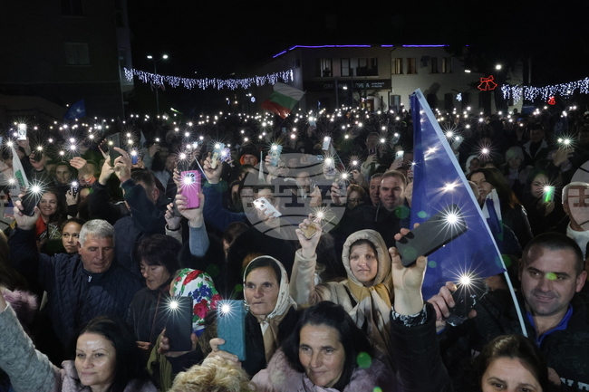 Хора, събрали се на митинг в Белица, светиха с фенери, в знак на мир и свобода