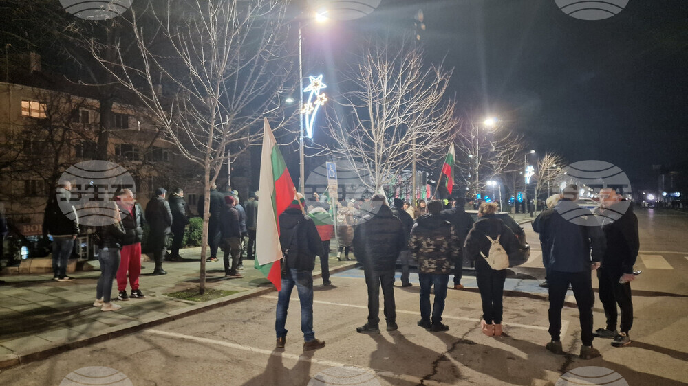 Граждани се събраха пред сградата на Община Шумен с искане за оставка на правителството