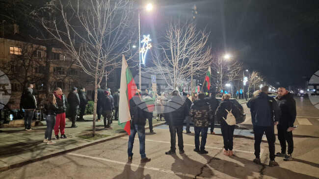 Граждани се събраха пред сградата на Община Шумен с искане за оставка на правителството