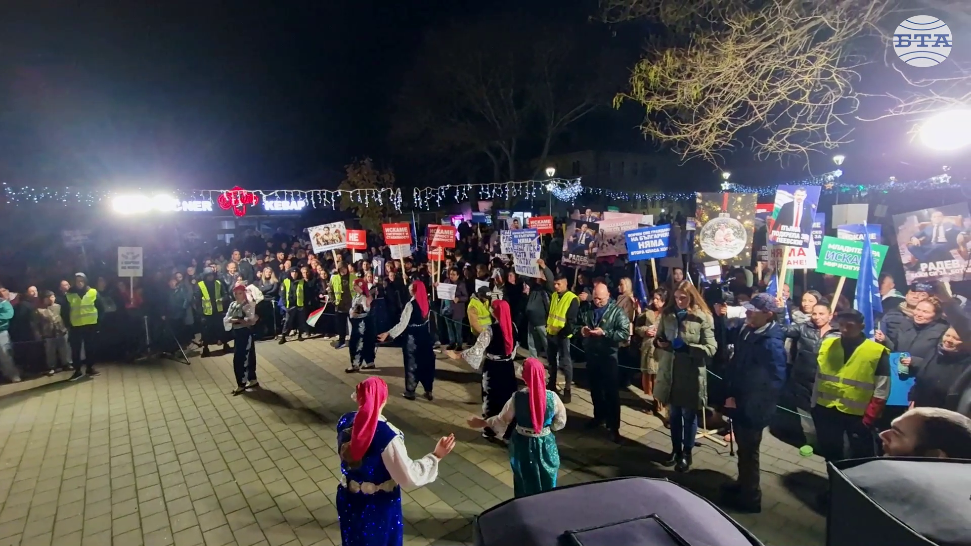 На площада пред сградата на община Руен се събраха граждани в подкрепа на правителството