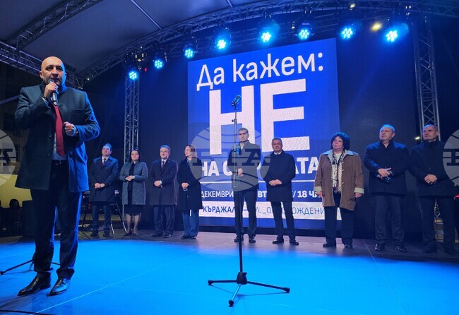 Седемте кметове на област Кърджали застанаха заедно на една трибуна по време на организирания митинг под надслов „Не на омразата“