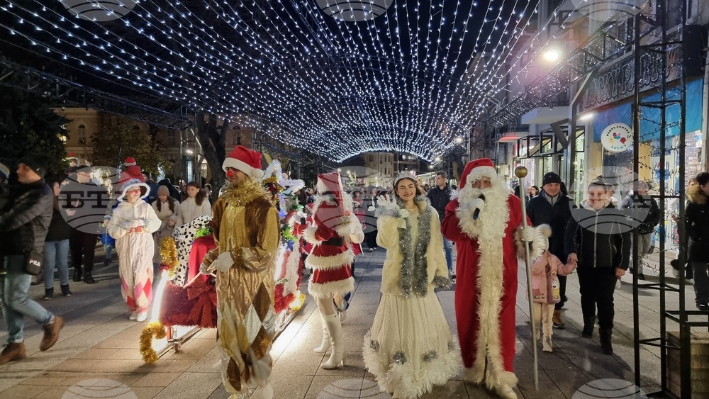 Във Враца запалиха светлините на коледната елха с празнично шествие и програма
