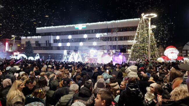Музикални изпълнения и лазерно шоу съпътстваха включването на светлините на коледната украса в Ямбол
