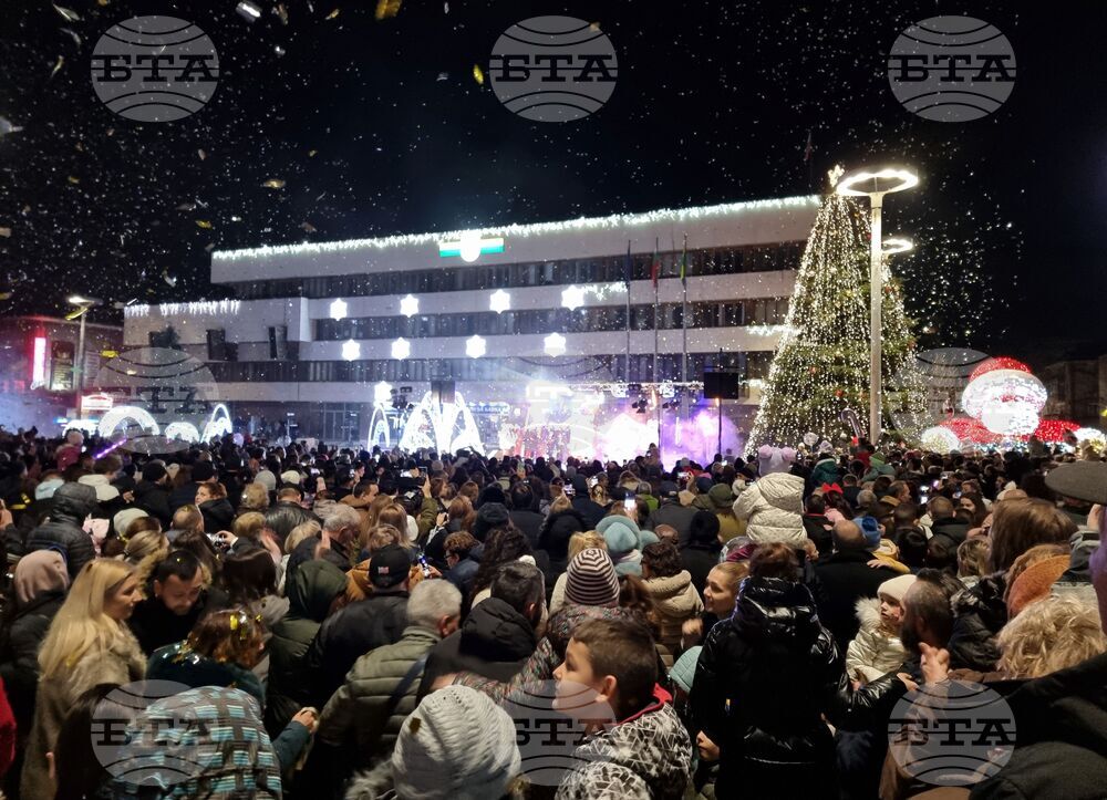 Музикални изпълнения и лазерно шоу съпътстваха включването на светлините на коледната украса в Ямбол