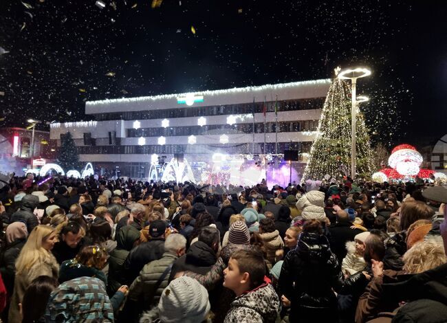 Музикални изпълнения и лазерно шоу съпътстваха включването на светлините на коледната украса в Ямбол