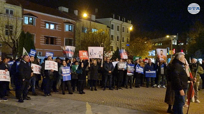 В Сливен митинг на привърженици на „ДПС-Ново начало“ подкрепи лидера си Делян Пеевски и кабинета „Желязков“