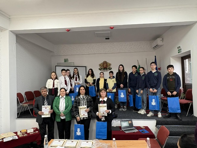 В Опака ученици показаха знания във викторина на тема „Втората световна война – 80 години по-късно“ 