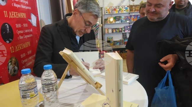 Проф. Даниел Вълчев се срещна със свои читатели на Софийския международен панаир на книгата