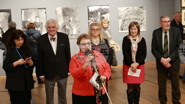 Софийската градска галерия пише историята на българската фотография, каза доц. Георги Лозанов на откриването на „Повече от една снимка“