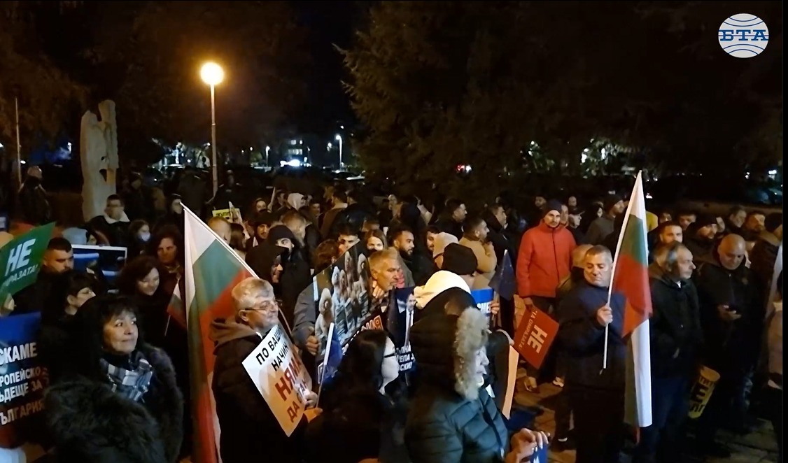 В Асеновград пред Народно читалище „Родолюбие“ се проведе митинг под надслов „Не на омразата”, иницииран от „ДПС – Ново начало“