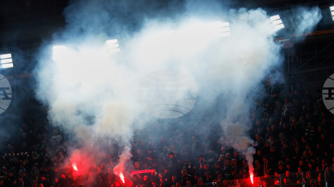 Феновете на Айнтрахт Франкфурт отново напомниха за себе си в Барселона със запалени факли и хвърлени предмети