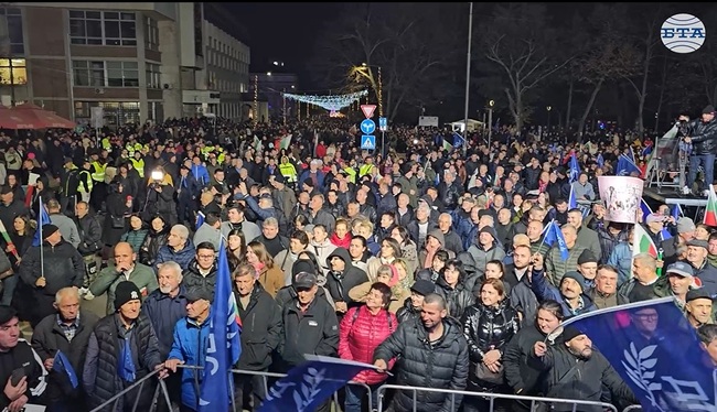 Част от лозунгите на митинга в Кърджали гласяха "България е една, не ни разделяйте" и „С вас сме, г-н Пеевски“