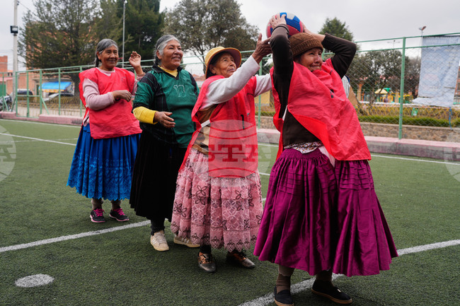 Bolivia Grandmothers Handball