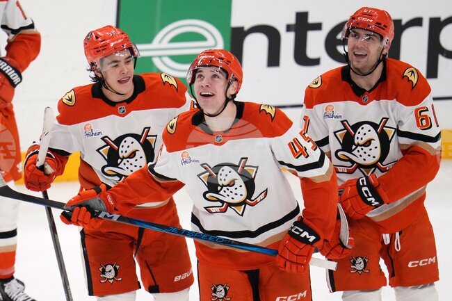 Лидерът в Тихоокеанската дивизия Анахайм Дъкс спечели с 4:3 след дузпи срещу Питсбърг Пенгуинс в НХЛ