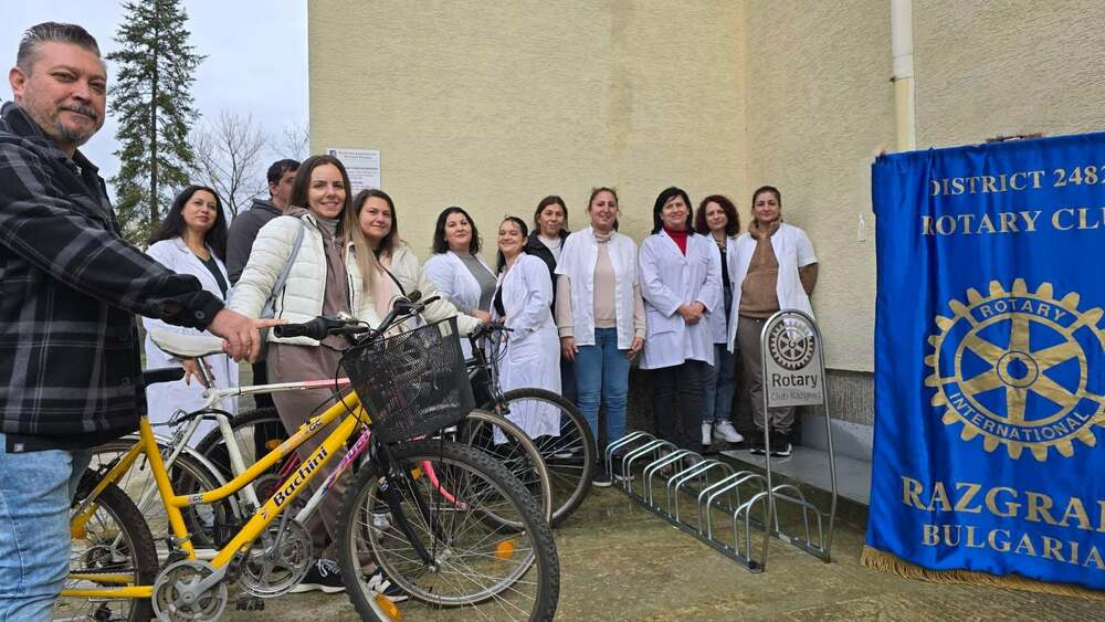 Филиалът на Русенския университет в Разград получи стойки за велосипеди като дарение от Ротари клуба в града