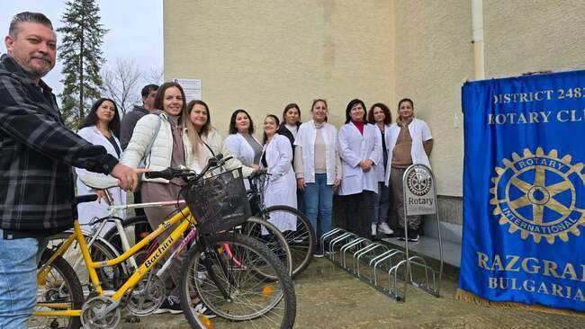 Филиалът на Русенския университет в Разград получи стойки за велосипеди като дарение от Ротари клуба в града