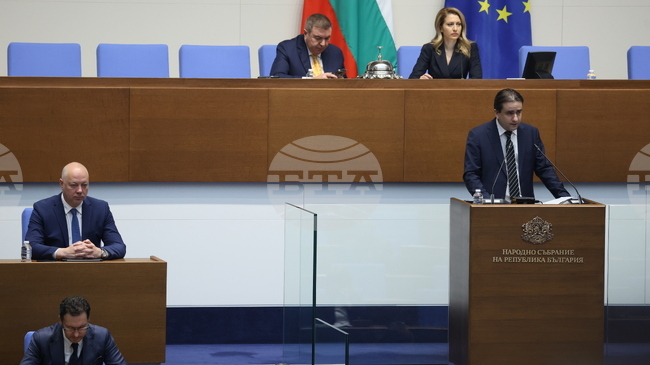 Вотът на недоверие е заради факта, че под командването на Пеевски управляващите бутат страната към икономическа пропаст, заяви Божидар Божанов