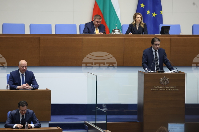 Вотът на недоверие е заради факта, че под командването на Пеевски управляващите бутат страната към икономическа пропаст, заяви Божидар Божанов