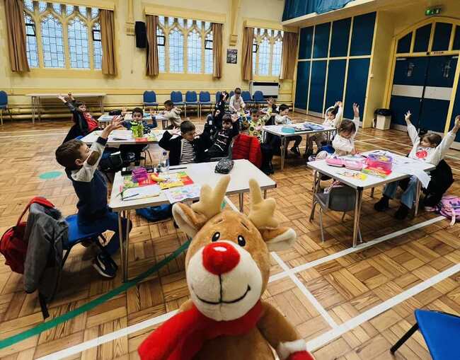 Деца от подготвителната група на Българското училище „Звънче“ в Лондон писаха коледни писма