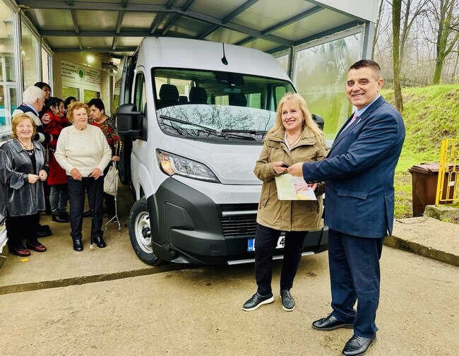 Нови два автомобила със специализирани платформи подпомагат социалните услуги в Русе