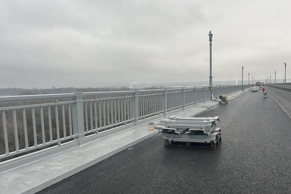 АПИ: Монтирани са парапетът и стълбовете за осветление в ремонтирания участък от Дунав мост при Русе 