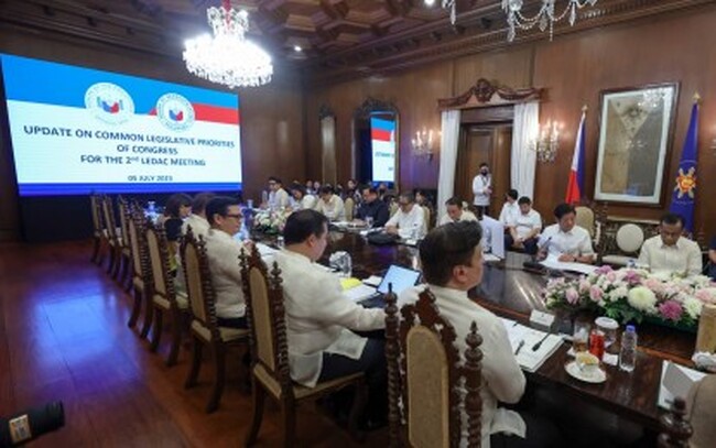 ФНА: Филипинският президент е разпоредил на Конгреса да приоретизира законопроектите за по-прозрачно управление 