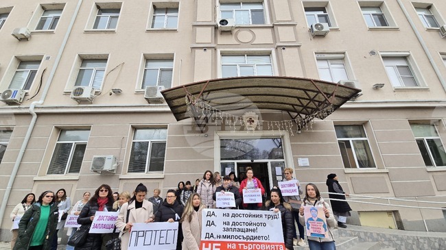 Медицински сестри и здравни работници в МБАЛ „Д-р Иван Селимински“ – Сливен протестираха заради неизпълнени обещания за по-високи заплати 