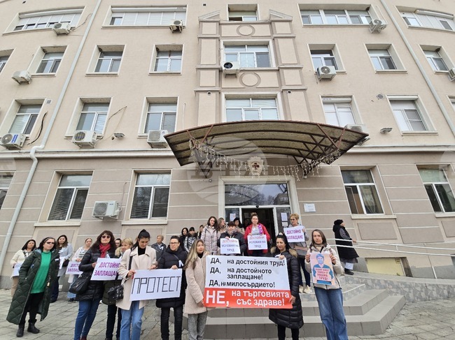 Медицински сестри и здравни работници в МБАЛ „Д-р Иван Селимински“ – Сливен протестираха заради неизпълнени обещания за по-високи заплати 