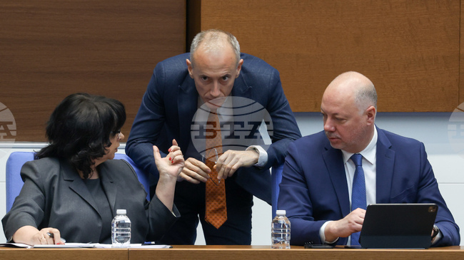 Министрите Теменужка Петкова и Красимир Вълчев влязоха в сблъсък с Асен Василев от ПП-ДБ за парите за образование, наука и здравеопазване 