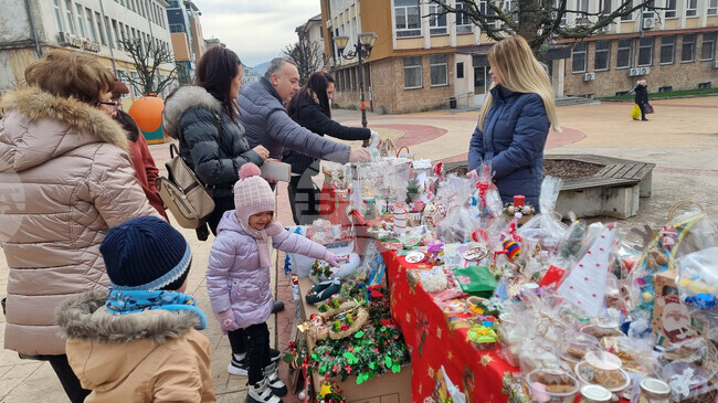 Благотворителен базар в центъра на Смолян се включва в кампанията за подпомагане лечението на млада майка
