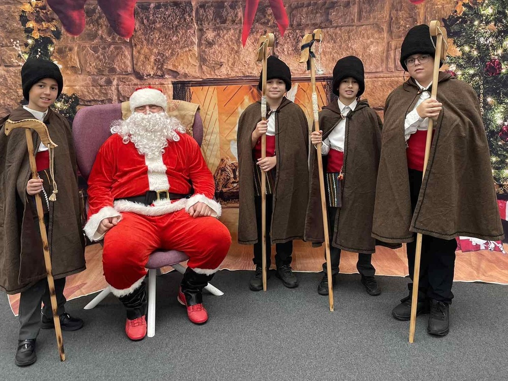 С песни, народни танци и коледари Българското училище „Звънче“ в Сътън, Великобритания, отбеляза настъпването на коледните празници 