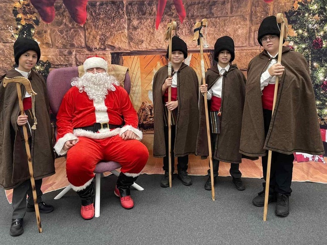 С песни, народни танци и коледари Българското училище „Звънче“ в Сътън, Великобритания, отбеляза настъпването на коледните празници 