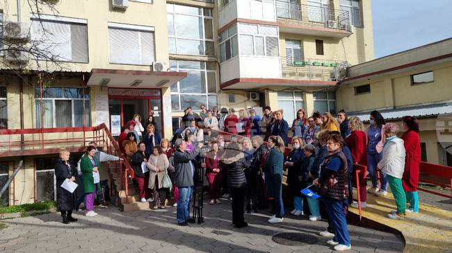 Специалисти по здравни грижи протестираха в Пазарджик с искане за по-високи възнаграждения