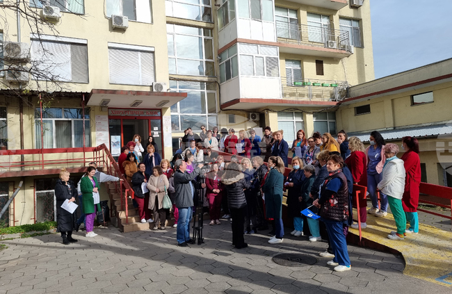 Специалисти по здравни грижи протестираха в Пазарджик с искане за по-високи възнаграждения