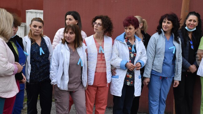 Медицински сестри от Хасково обявиха символичен протест с искане за достойно заплащане