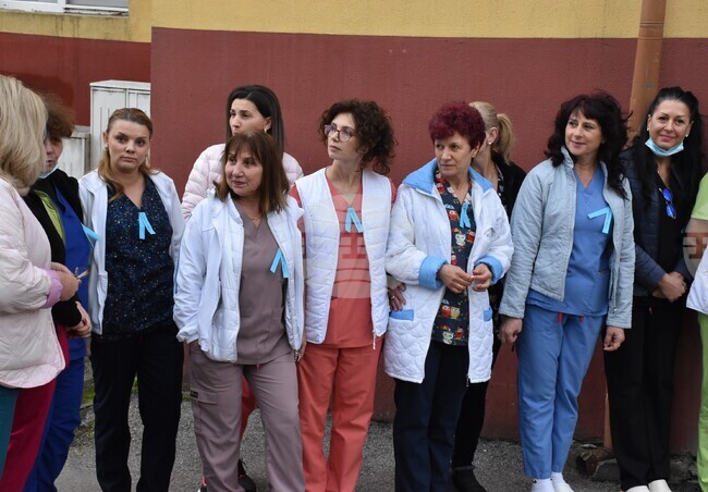 Медицински сестри от Хасково обявиха символичен протест с искане за достойно заплащане
