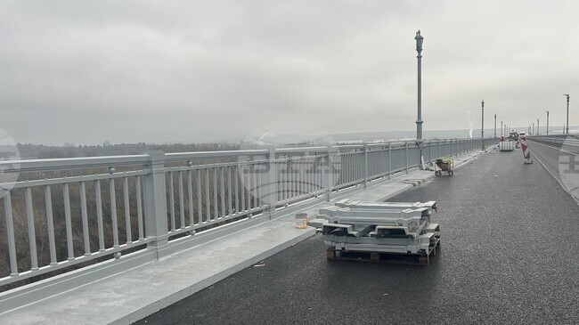 Монтирани са парапетът и стълбовете за осветление в ремонтирания участък от Дунав мост при Русе 