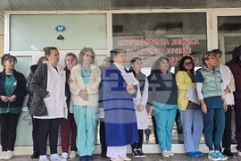 Ловеч - медицински специалисти - протест