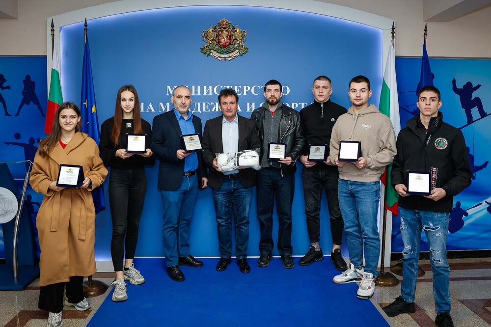 Министерство на младежта и спорта: Зам.-министър Димитър Георгиев награди медалистите от Световното и Европейското първенство по савате